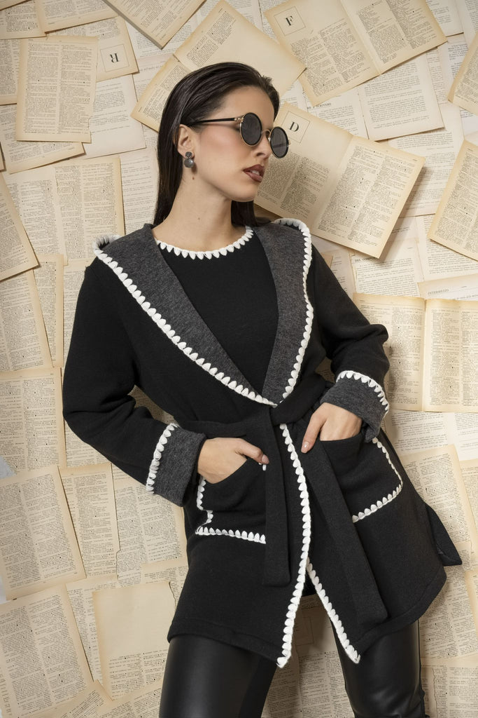 Maglia con ricamo collo